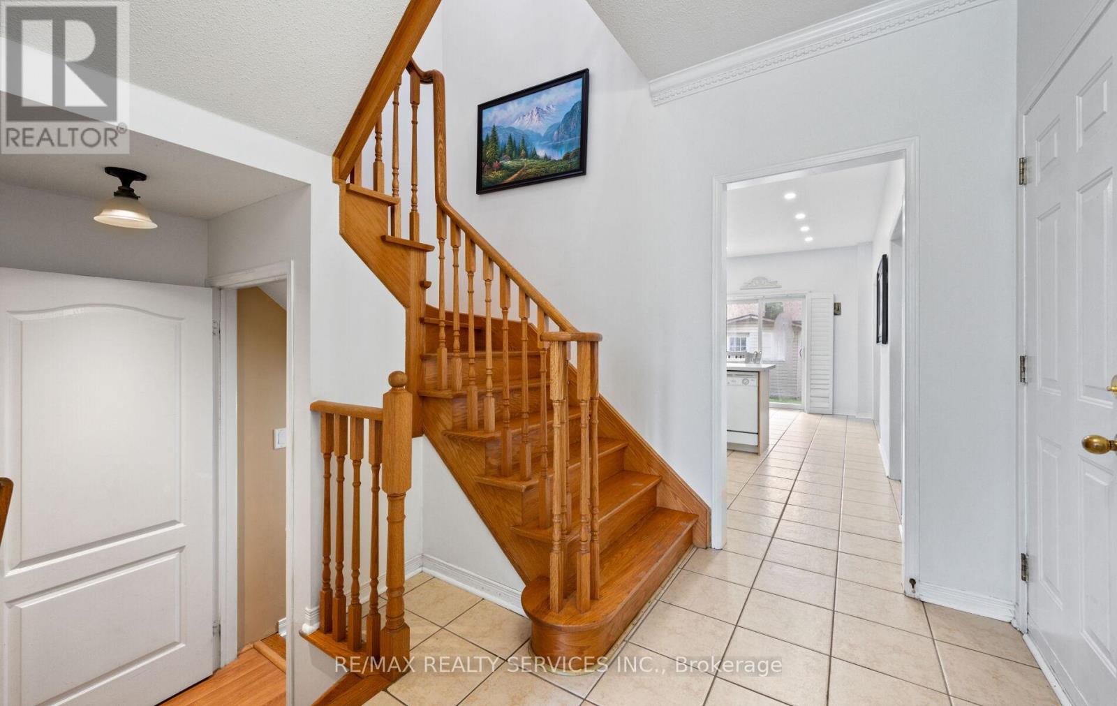 Photo 6 of 106 Beavervalley Drive, Brampton ON