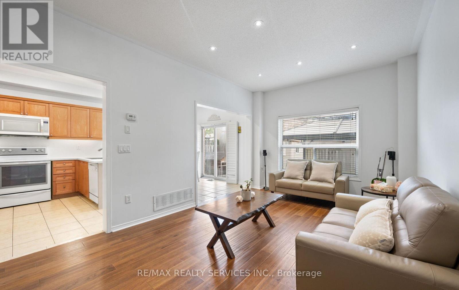 Photo 7 of 106 Beavervalley Drive, Brampton ON