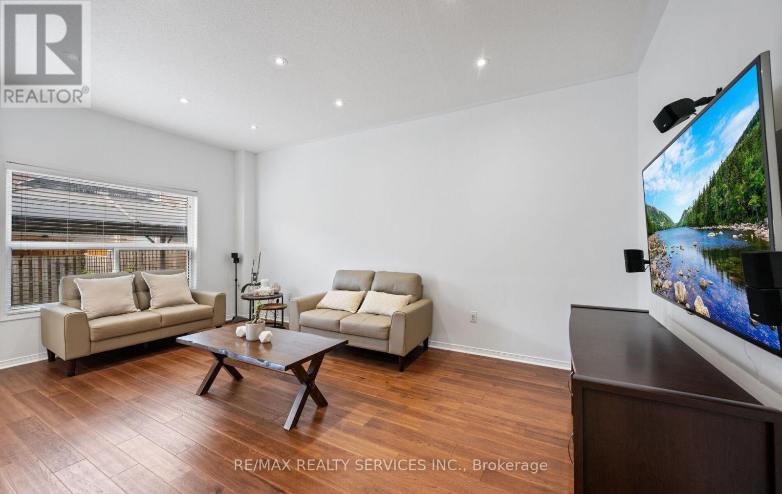 Photo 8 of 106 Beavervalley Drive, Brampton ON