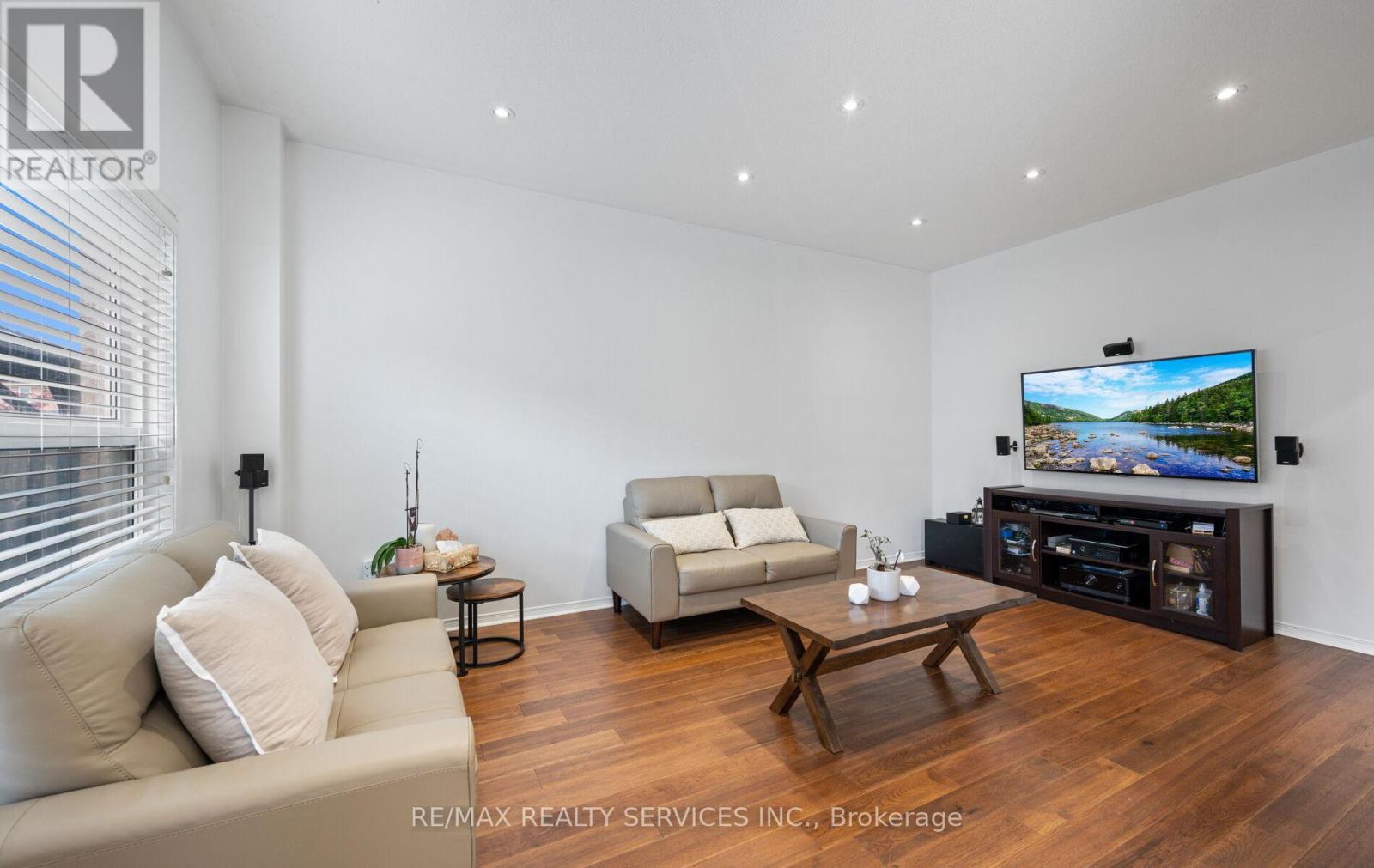 Photo 9 of 106 Beavervalley Drive, Brampton ON