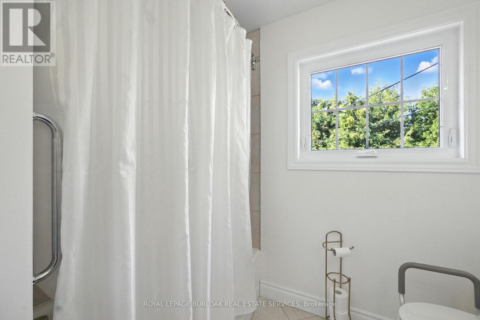 Photo 15 of 4042 Melba Lane, Burlington ON
