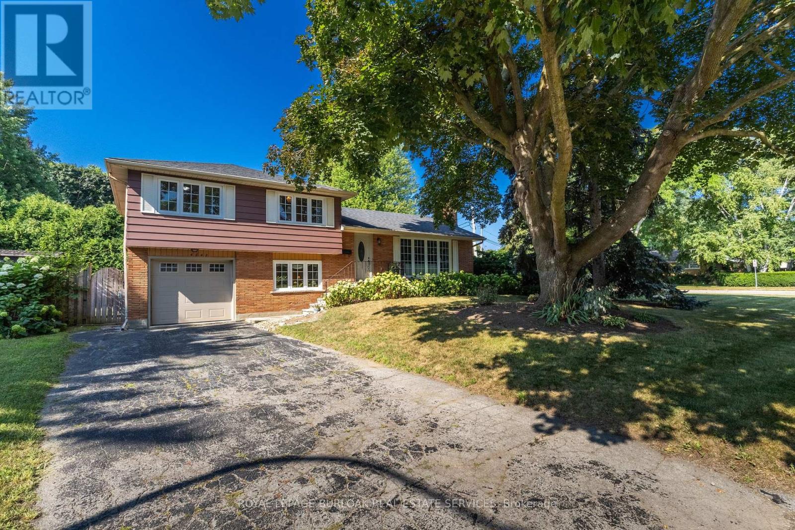 Photo 2 of 4042 Melba Lane, Burlington ON