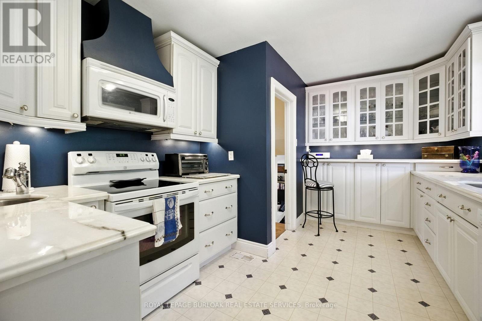 Photo 6 of 4042 Melba Lane, Burlington ON