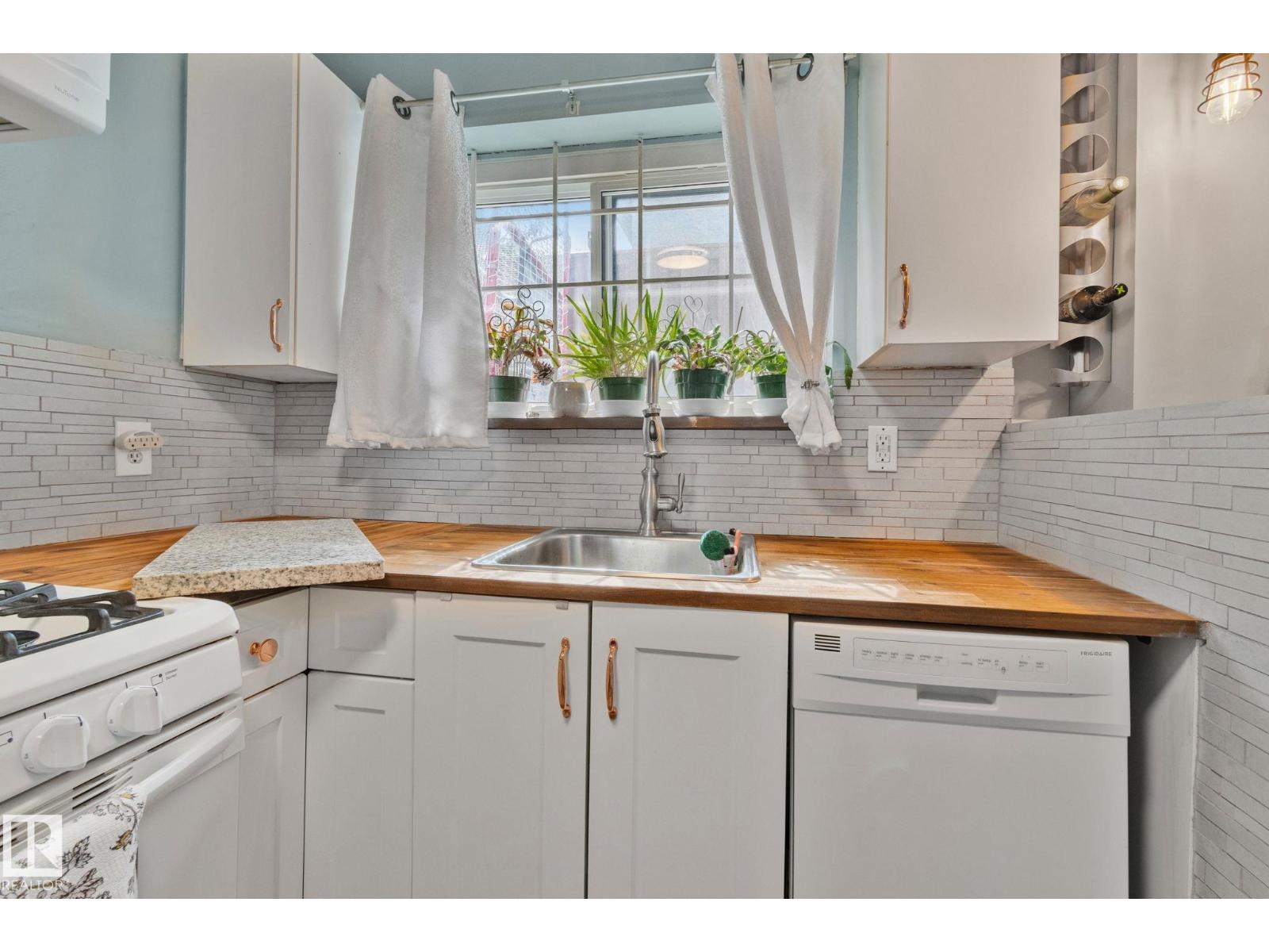 Photo 33 of 2051 49 A St Nw, Edmonton AB