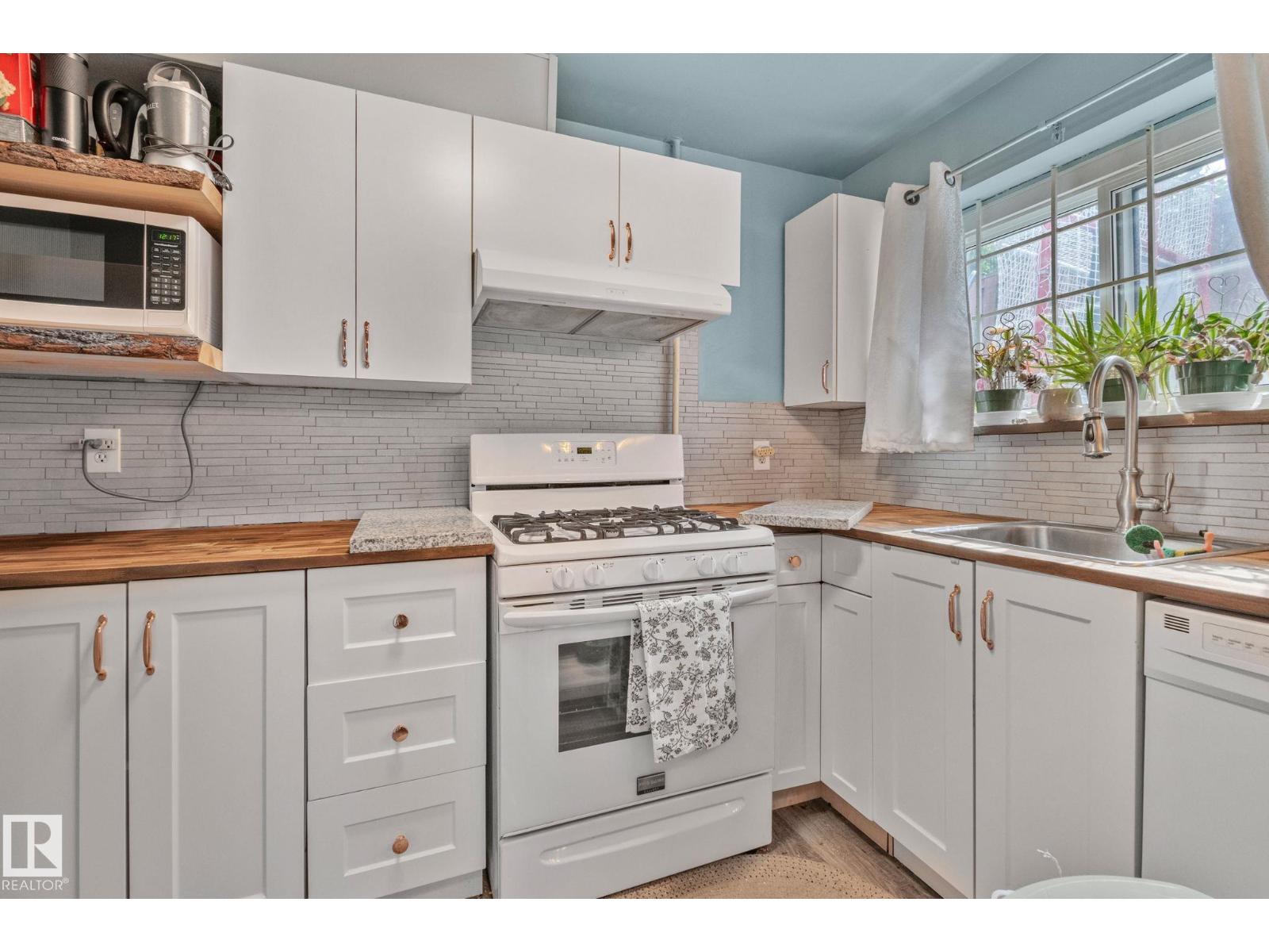 Photo 18 of 2051 49 A St Nw, Edmonton AB