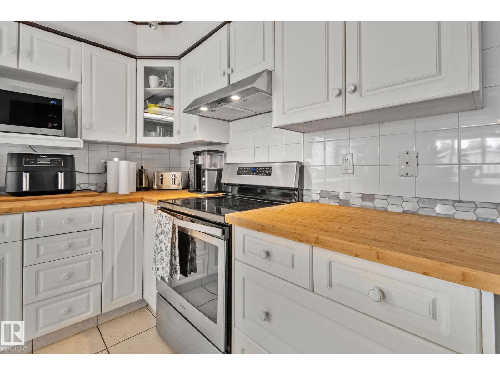 Photo 23 of 2051 49 A St Nw, Edmonton AB