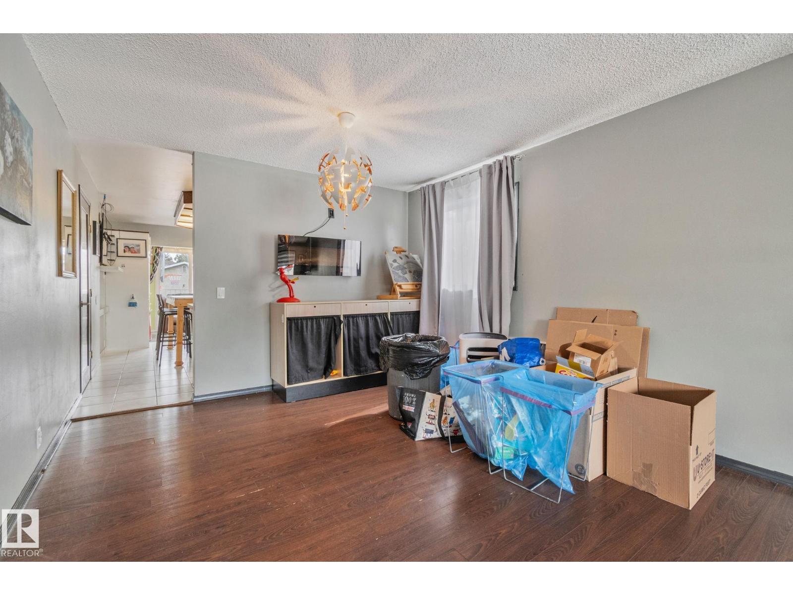 Photo 2 of 2051 49 A St Nw, Edmonton AB