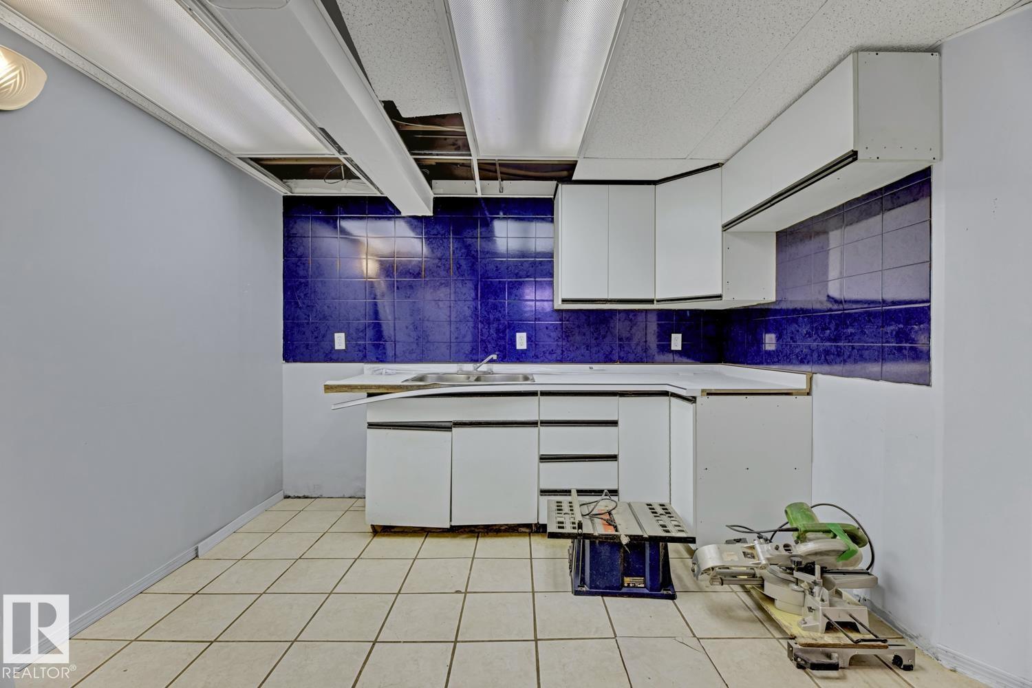 Photo 5 of 4911 106 St Nw, Edmonton AB