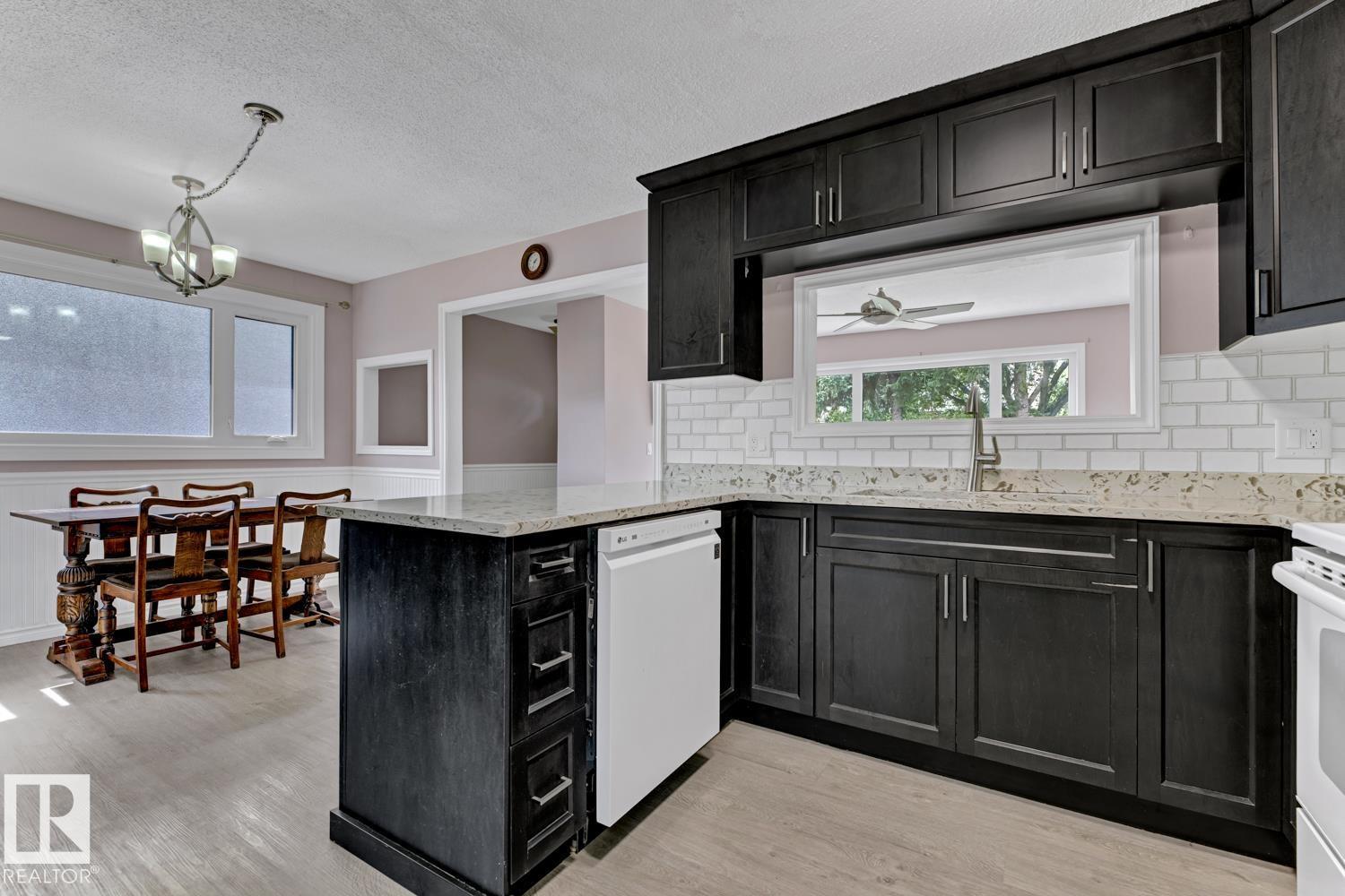 Photo 16 of 4911 106 St Nw, Edmonton AB
