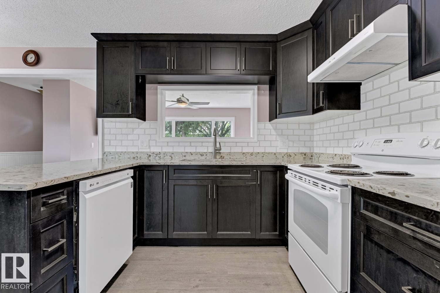 Photo 17 of 4911 106 St Nw, Edmonton AB