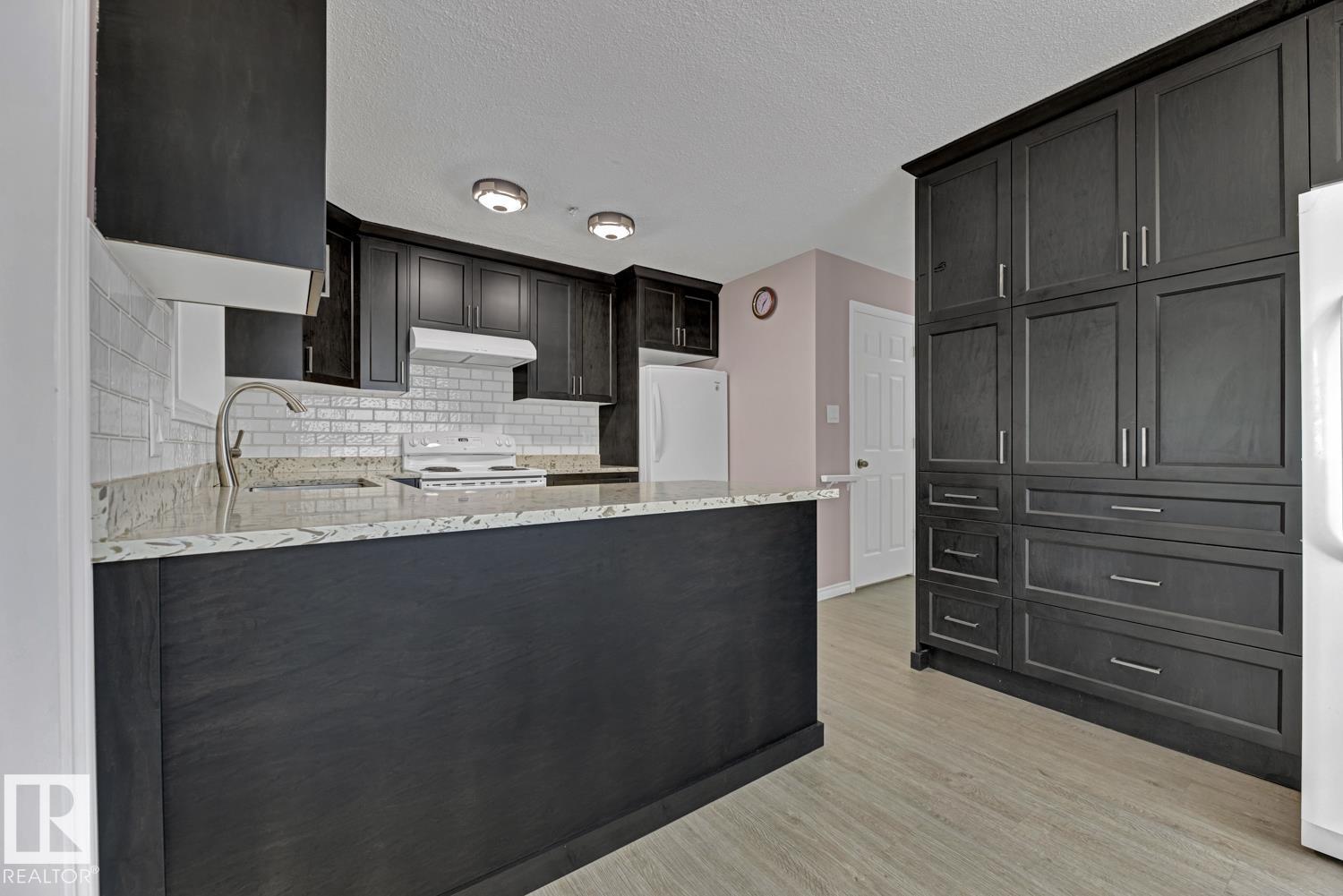 Photo 14 of 4911 106 St Nw, Edmonton AB