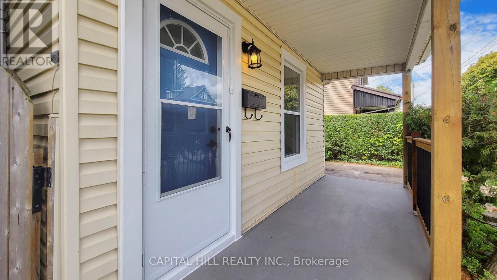 Photo 4 of 160 Picton Street E, Hamilton ON