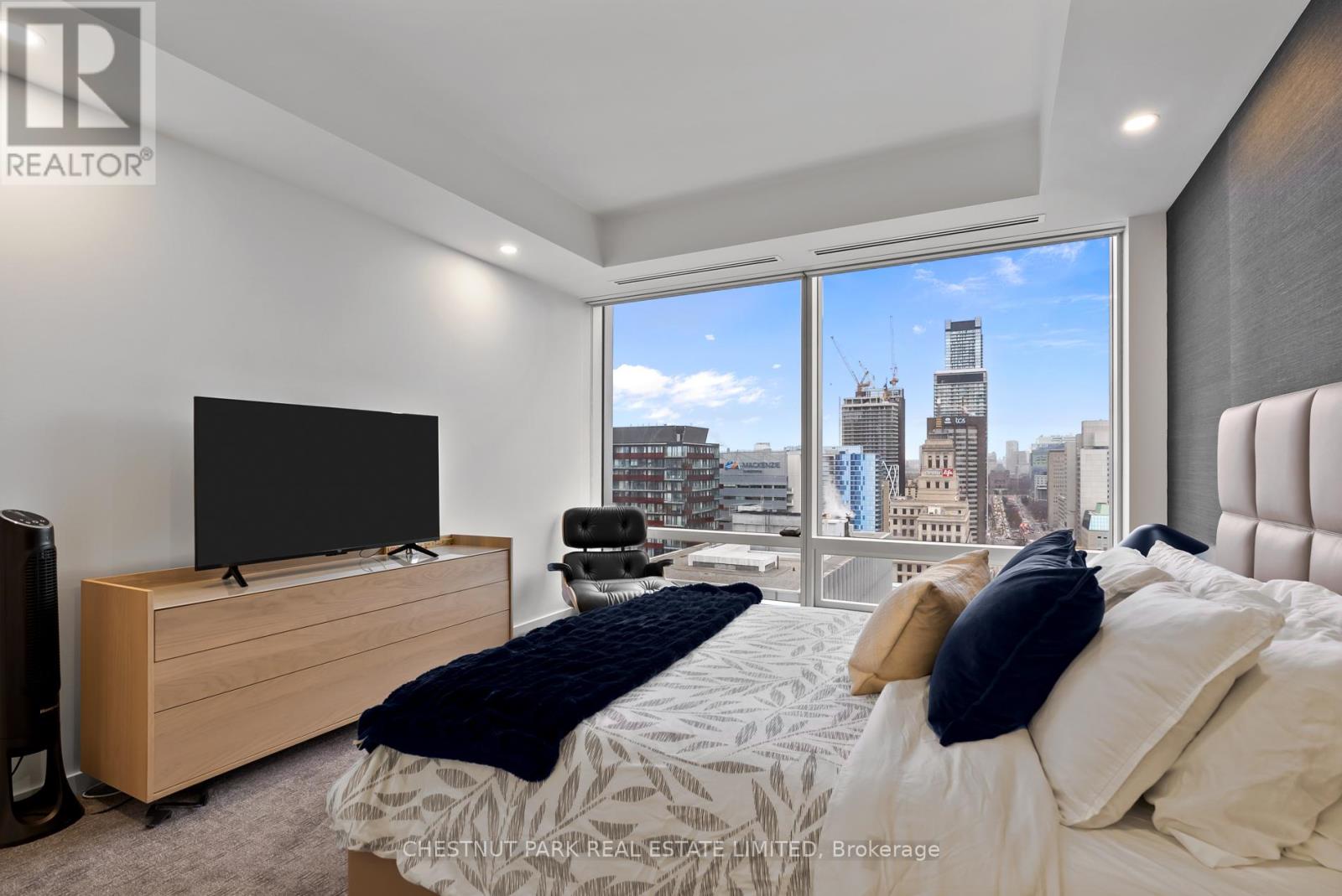 Photo 16 of 2605 180 University Avenue, Toronto ON