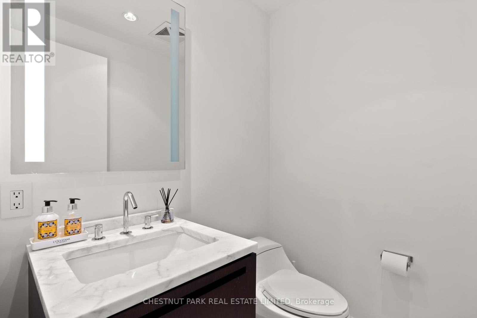 Photo 6 of 2605 180 University Avenue, Toronto ON
