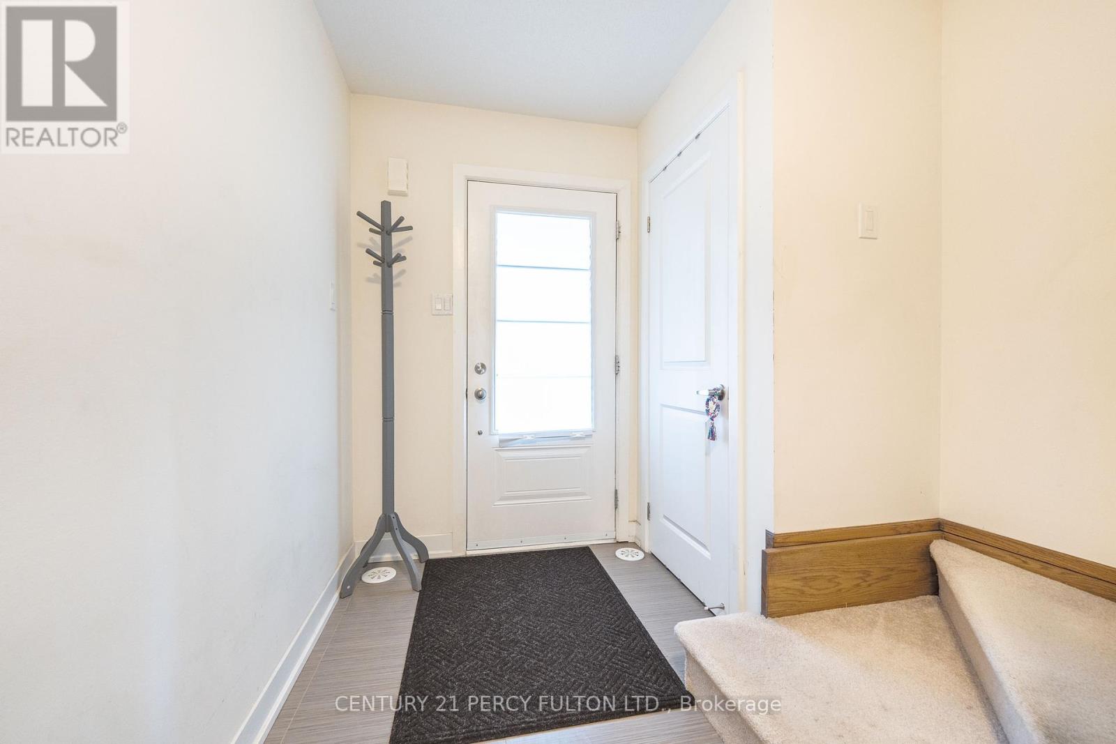 Photo 5 of 26 Pallock Hill Way, Whitby ON