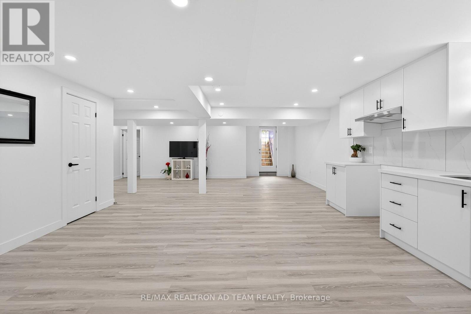 Photo 32 of 51 Winterton Way, Ajax ON