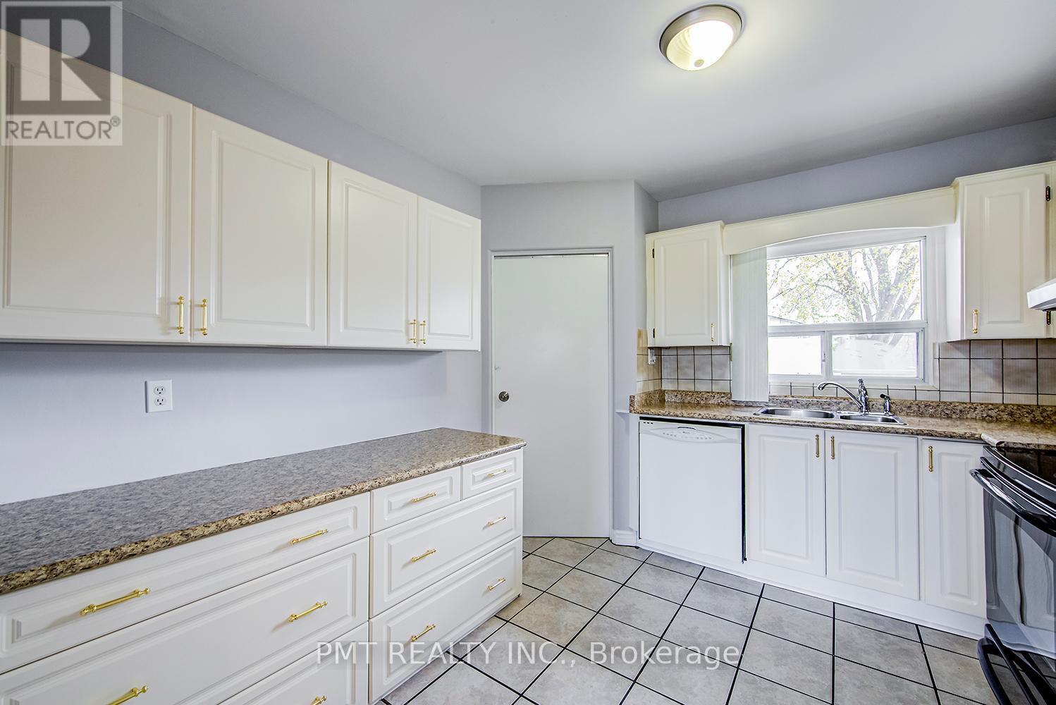 Photo 17 of Upper 11 Bellefontaine Street, Toronto ON