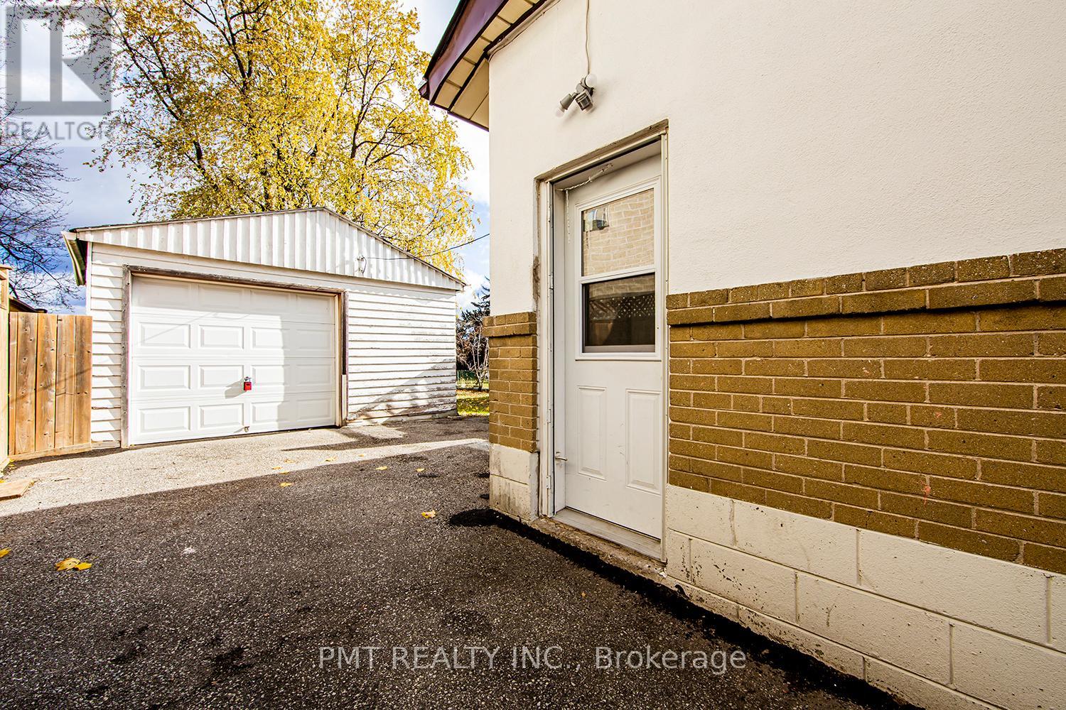 Photo 12 of Upper 11 Bellefontaine Street, Toronto ON