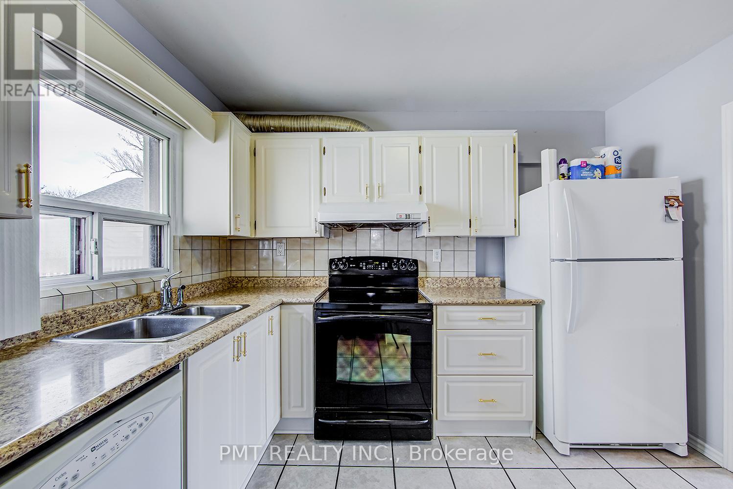 Photo 24 of Upper 11 Bellefontaine Street, Toronto ON