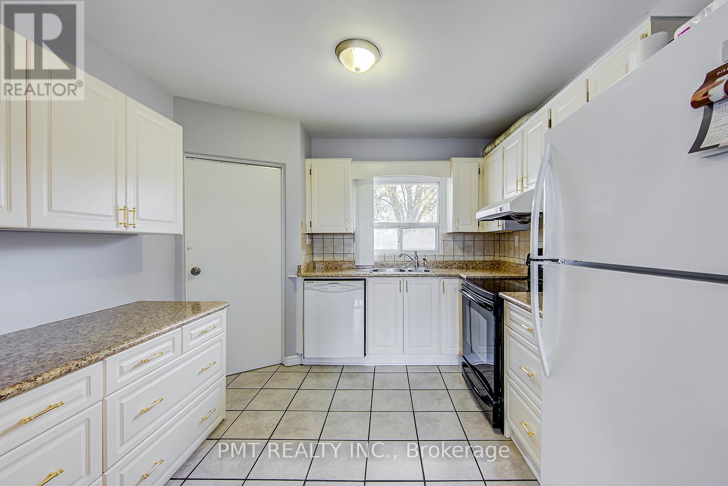 Photo 8 of Upper 11 Bellefontaine Street, Toronto ON