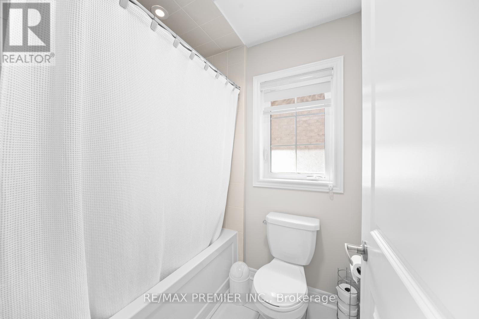 Photo 37 of 68 Inverness Way, Bradford West Gwillimbury ON