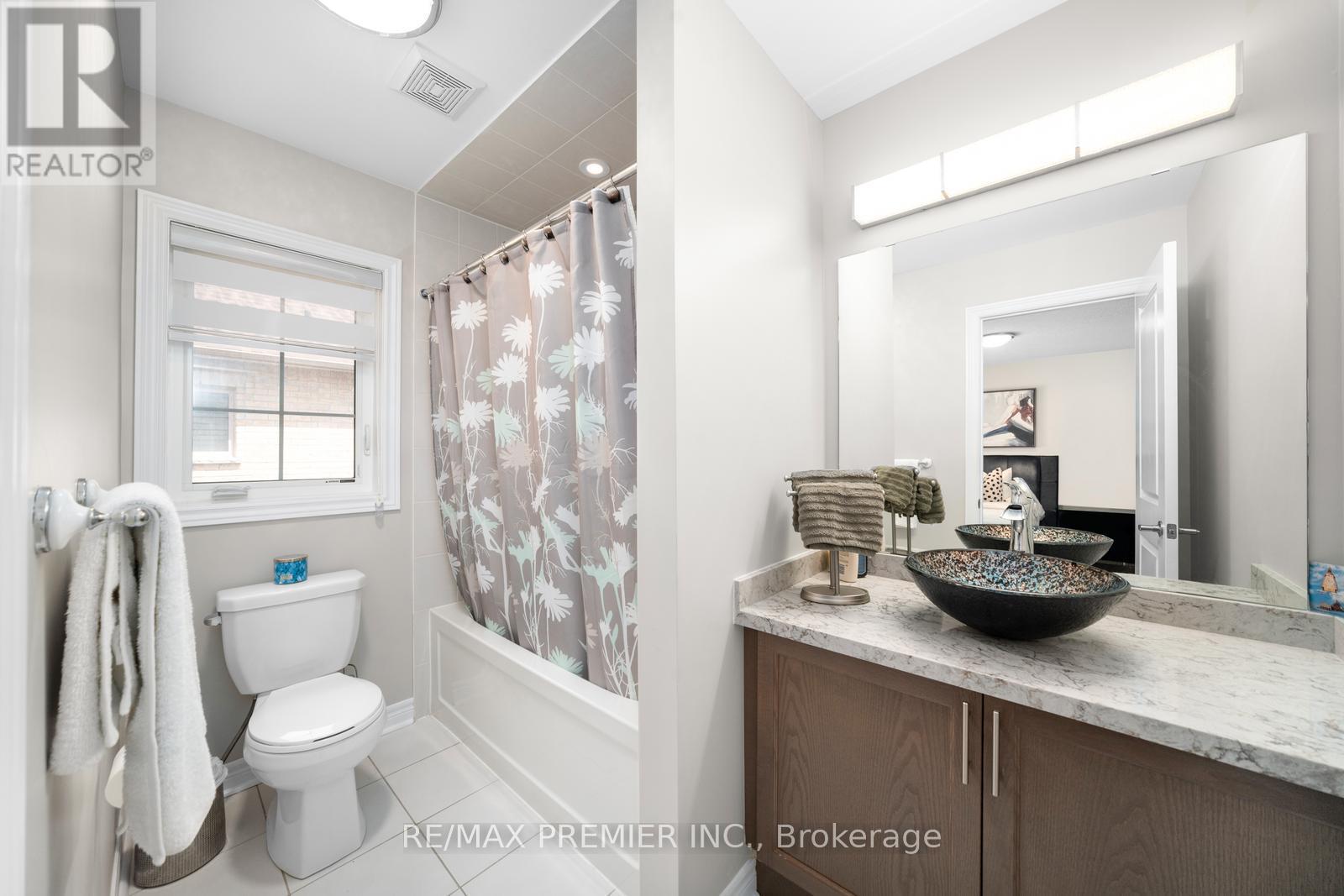 Photo 1 of 68 Inverness Way, Bradford West Gwillimbury ON