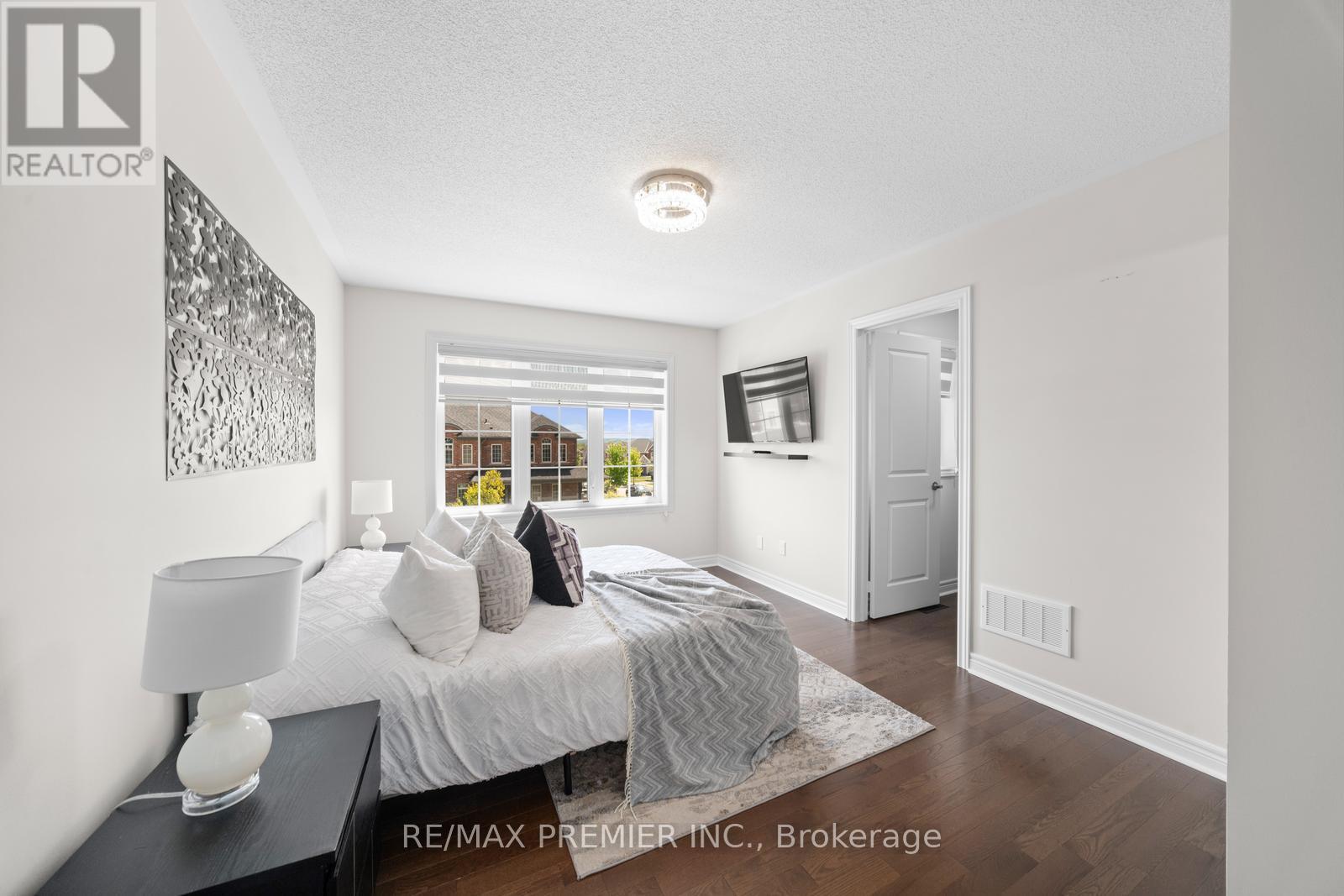 Photo 38 of 68 Inverness Way, Bradford West Gwillimbury ON