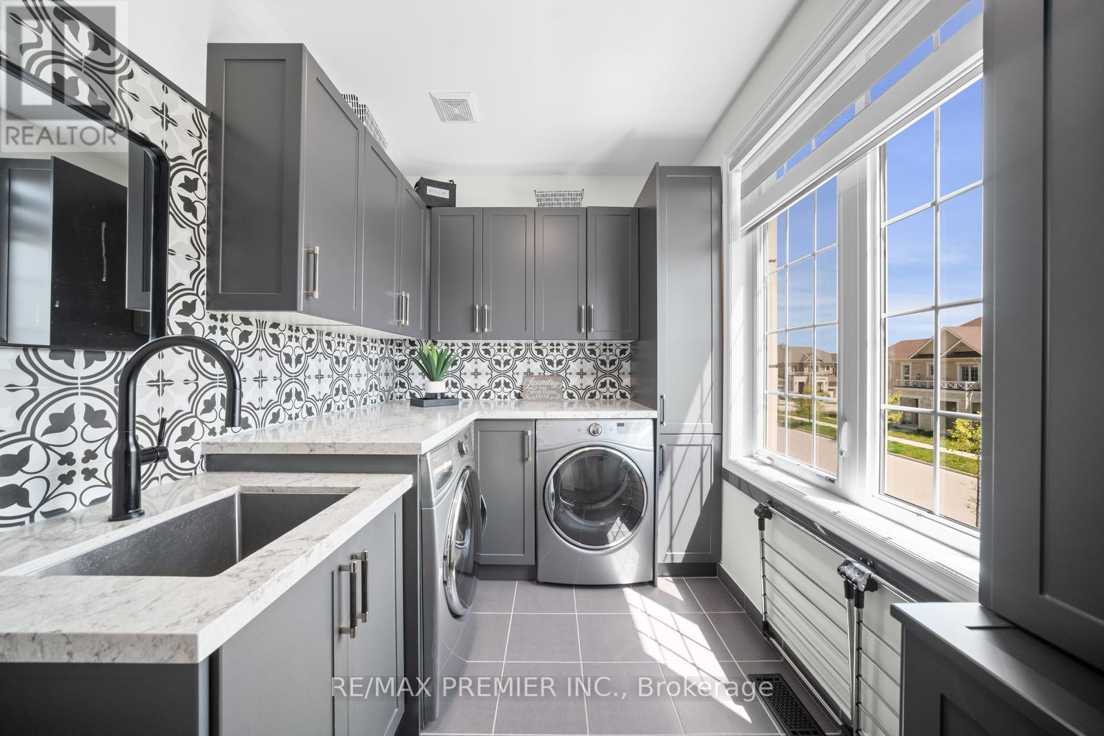 Photo 10 of 68 Inverness Way, Bradford West Gwillimbury ON