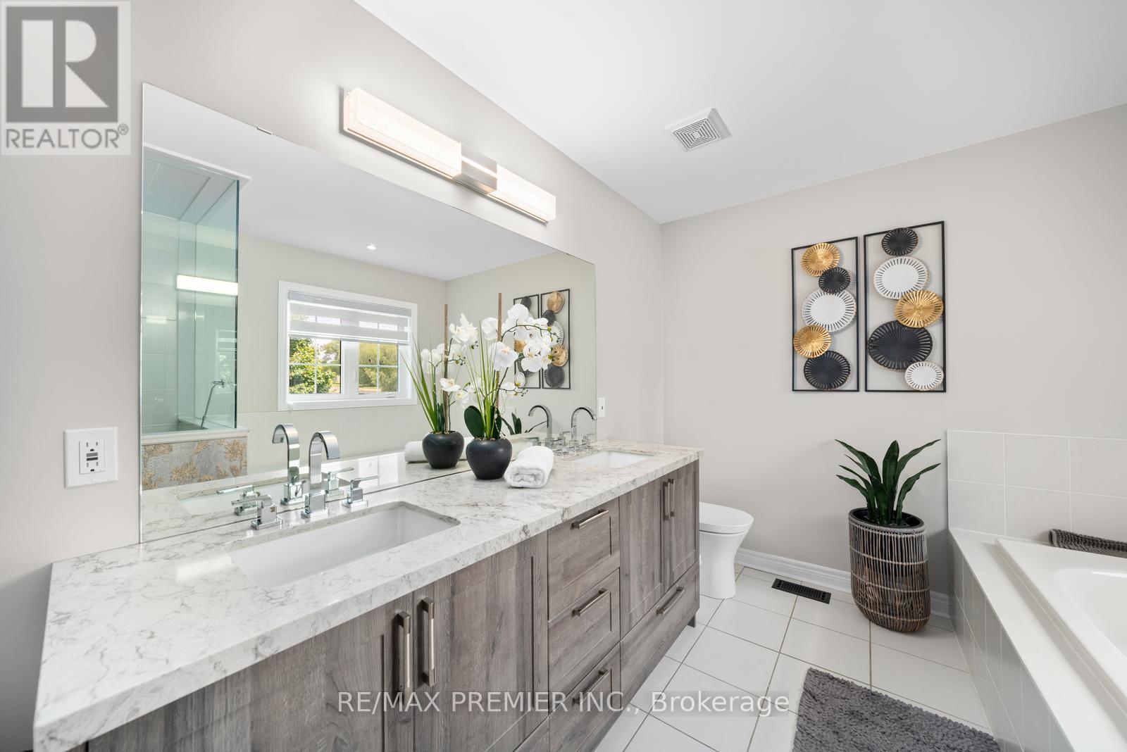Photo 35 of 68 Inverness Way, Bradford West Gwillimbury ON
