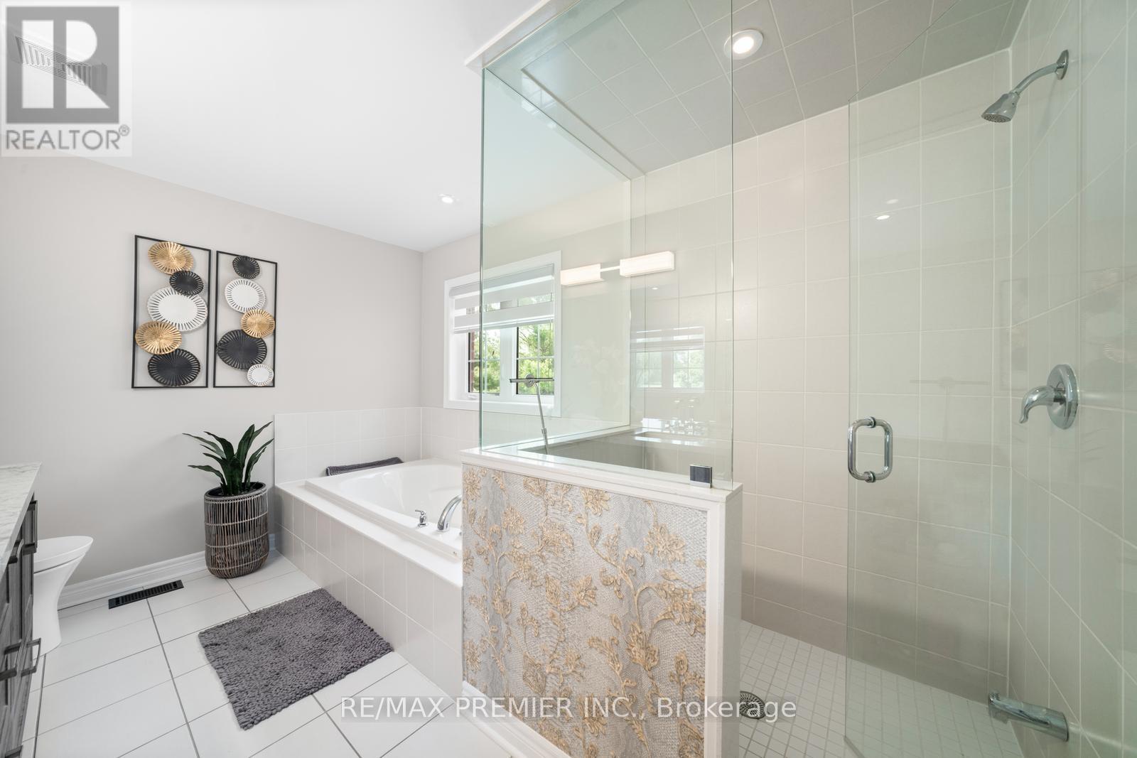 Photo 33 of 68 Inverness Way, Bradford West Gwillimbury ON