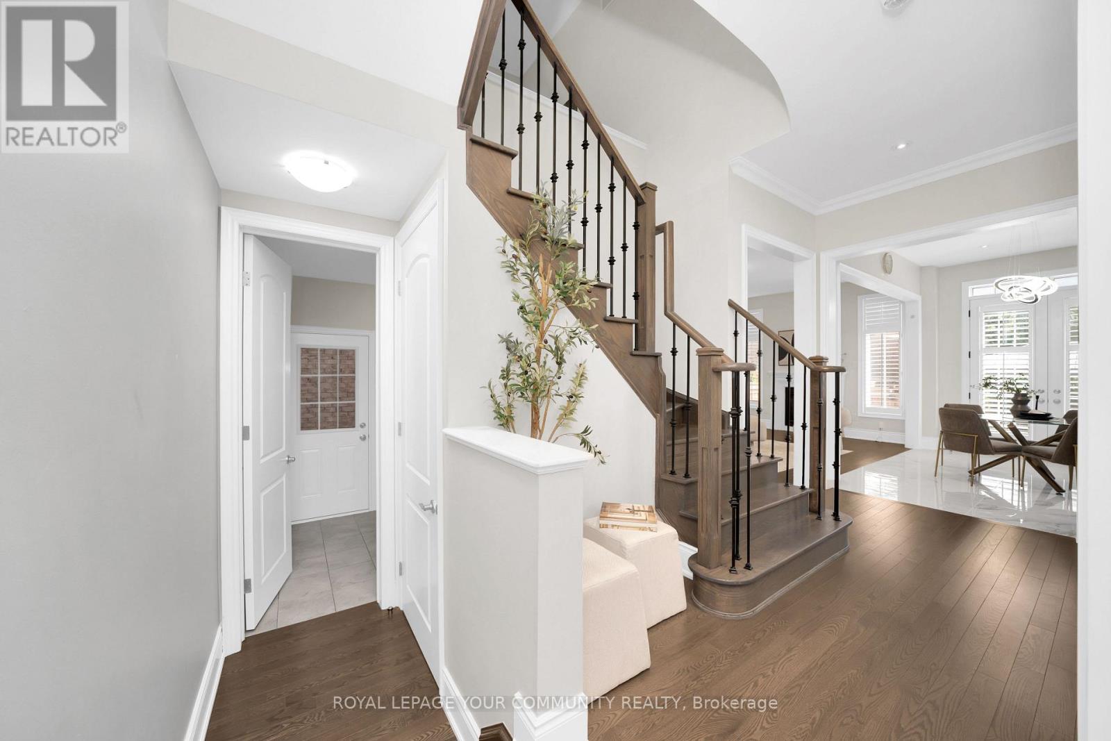 Photo 11 of 61 Ross Vennare Crescent, Vaughan ON