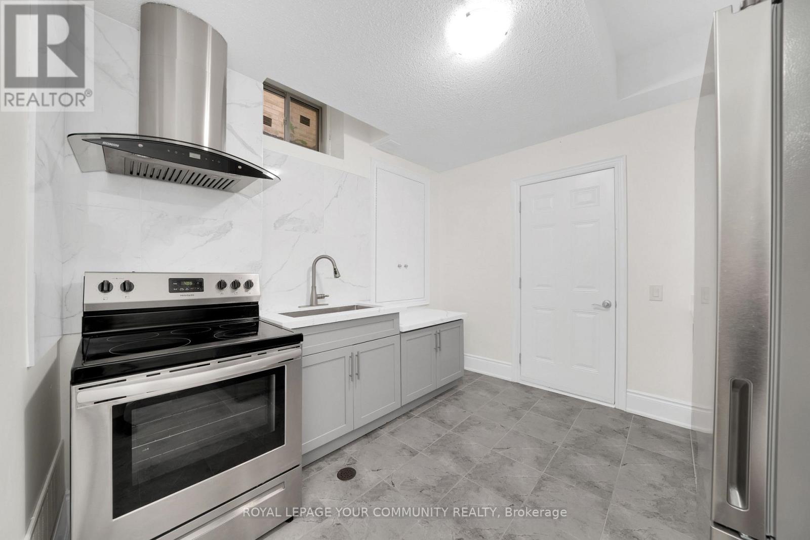 Photo 36 of 61 Ross Vennare Crescent, Vaughan ON