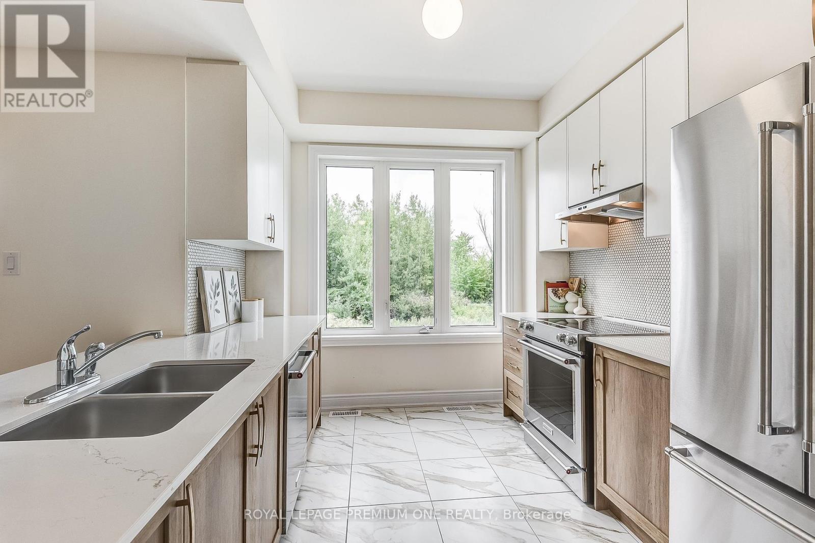Photo 37 of 110 Thule Street, Vaughan ON