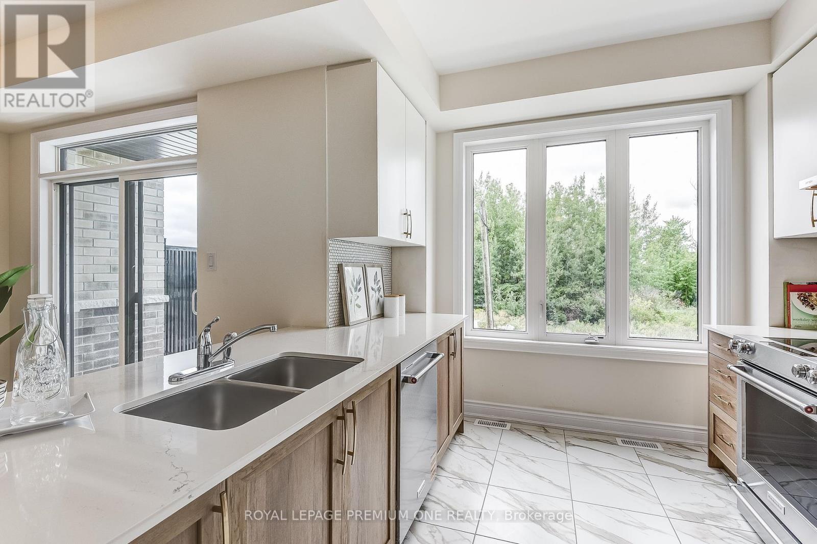 Photo 4 of 110 Thule Street, Vaughan ON