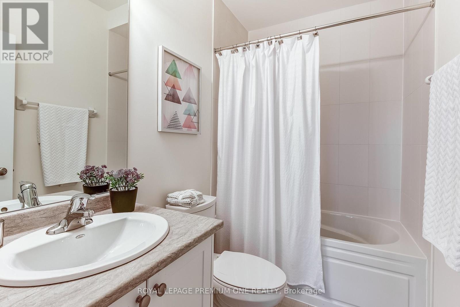 Photo 5 of 110 Thule Street, Vaughan ON