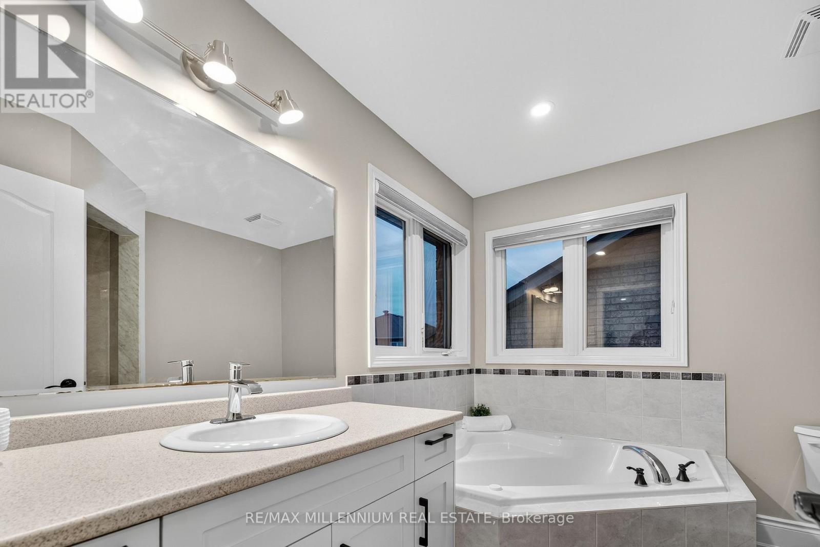 Photo 23 of 66 Armstrong Crescent, Bradford West Gwillimbury ON