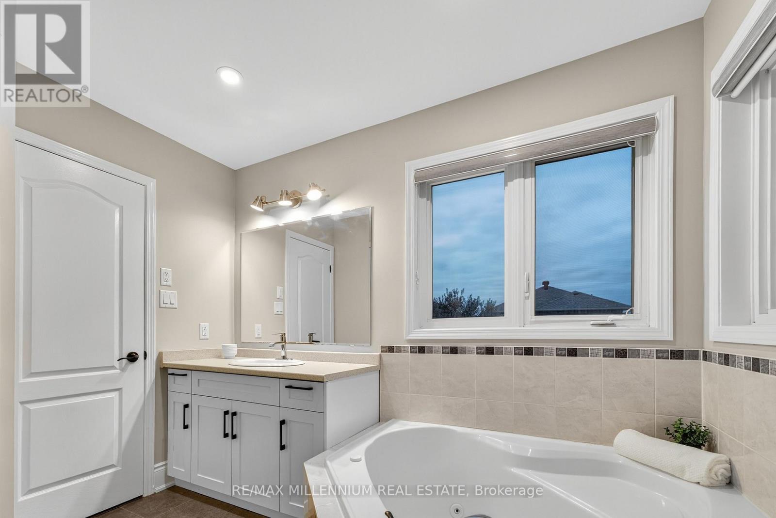 Photo 24 of 66 Armstrong Crescent, Bradford West Gwillimbury ON