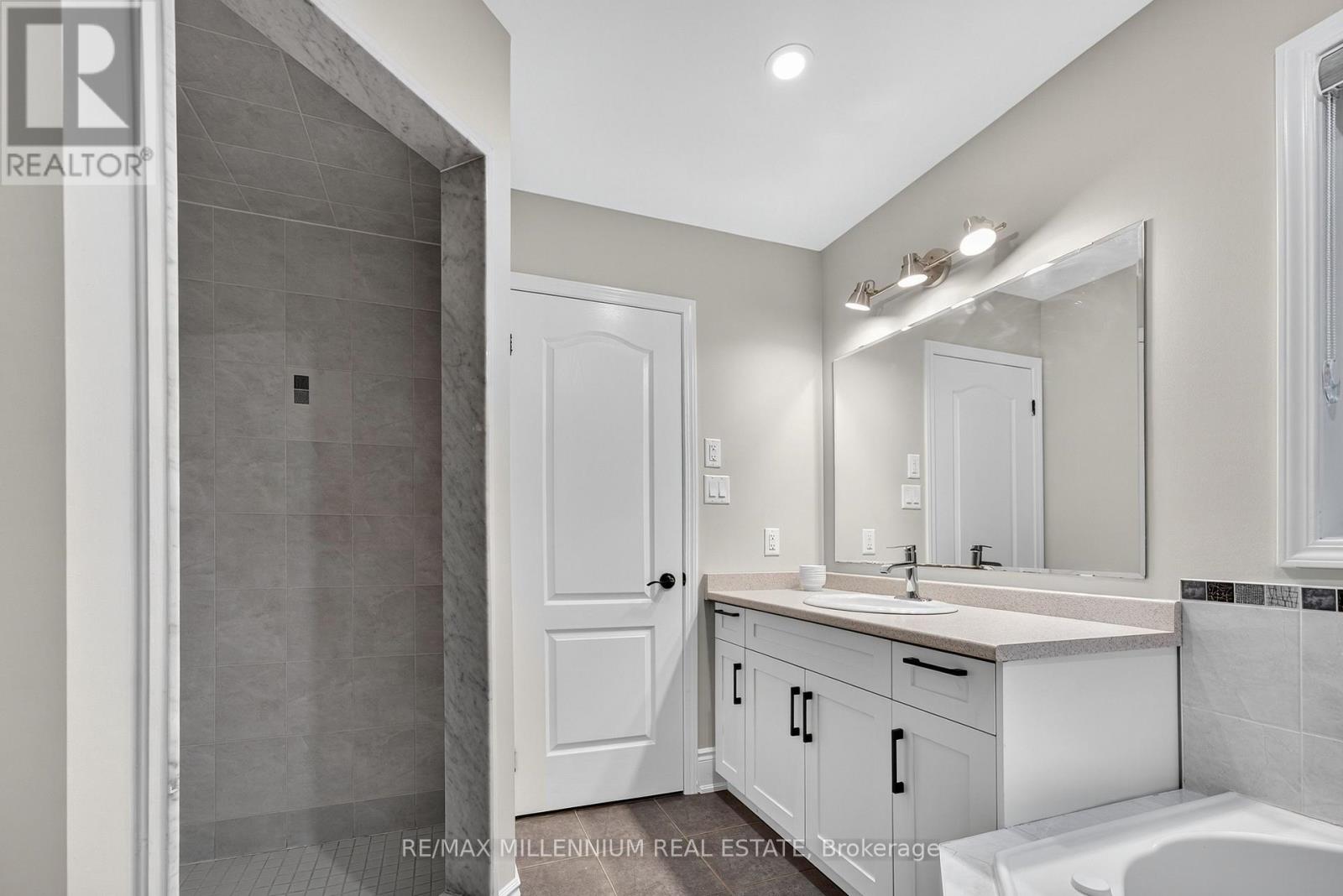 Photo 25 of 66 Armstrong Crescent, Bradford West Gwillimbury ON