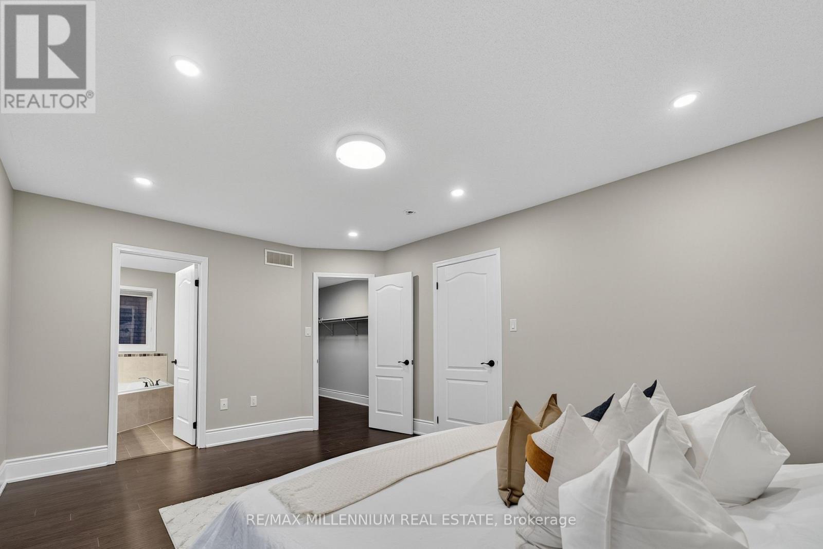 Photo 26 of 66 Armstrong Crescent, Bradford West Gwillimbury ON