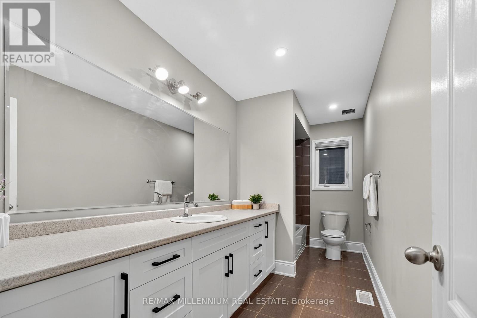 Photo 28 of 66 Armstrong Crescent, Bradford West Gwillimbury ON