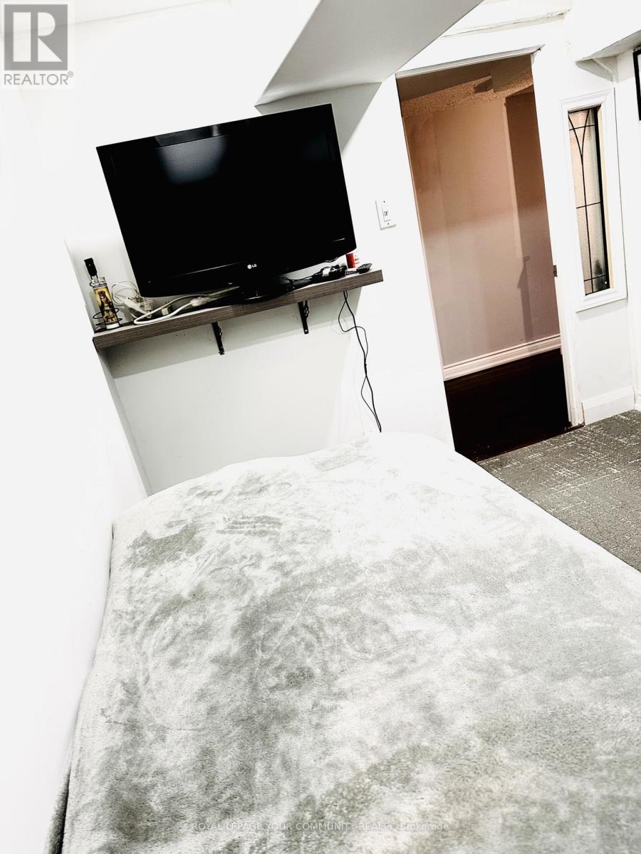 Photo 11 of Basement 132 Dolce Crescent, Vaughan ON