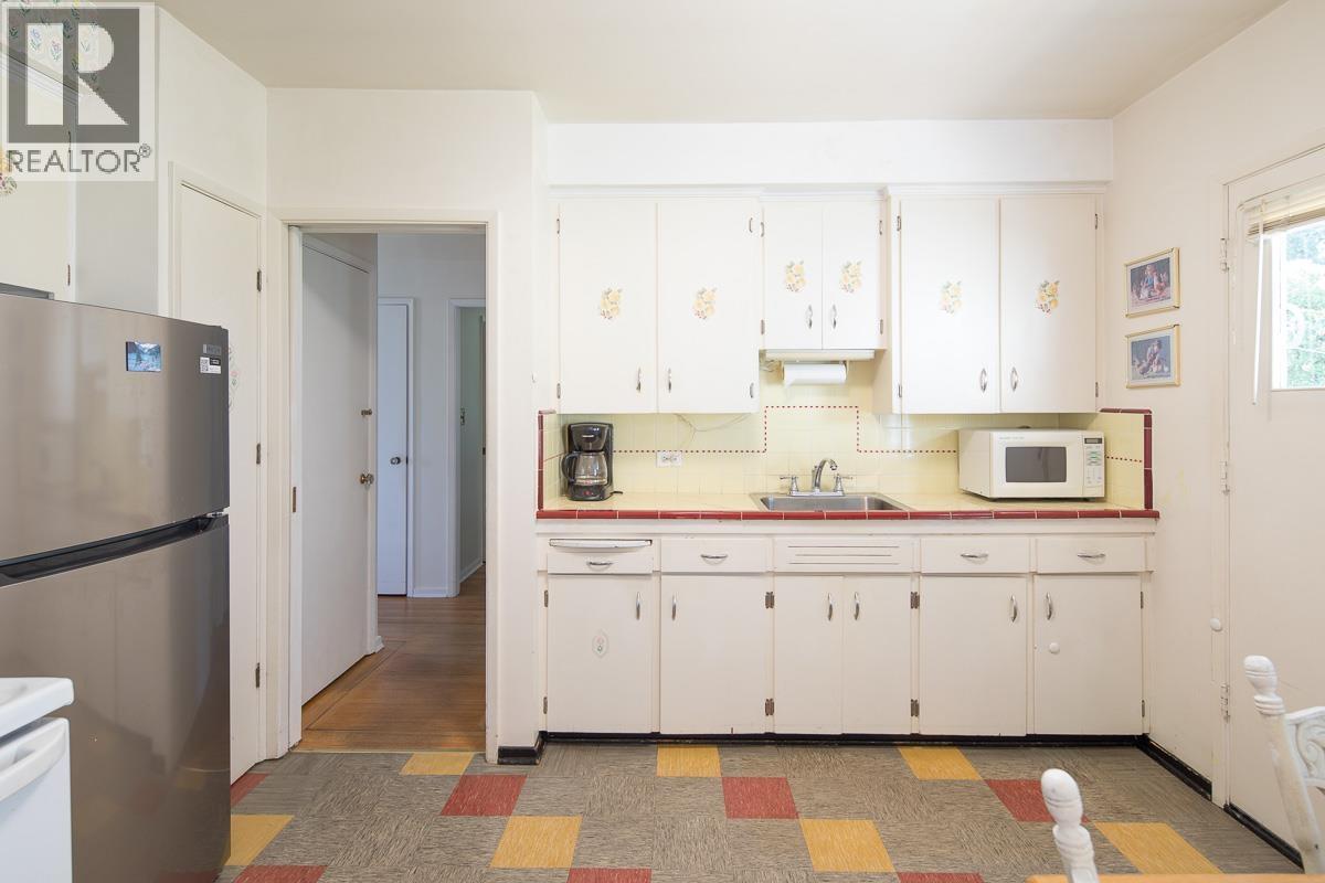 Photo 10 of 7985 Rosewood Street, Burnaby BC