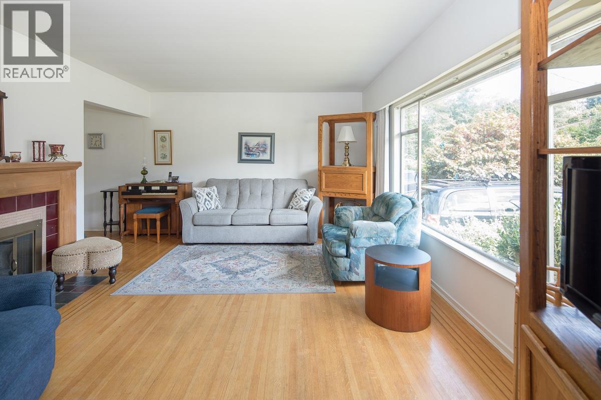 Photo 2 of 7985 Rosewood Street, Burnaby BC