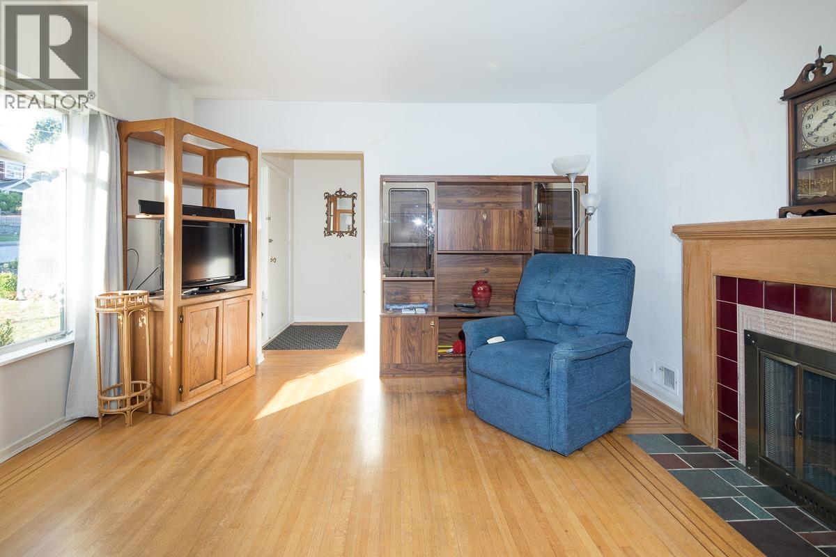 Photo 3 of 7985 Rosewood Street, Burnaby BC