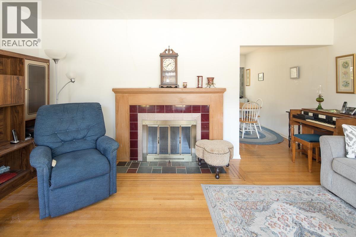 Photo 4 of 7985 Rosewood Street, Burnaby BC