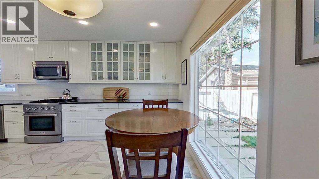Photo 2 of 2932 Lathom Crescent Sw, Calgary AB