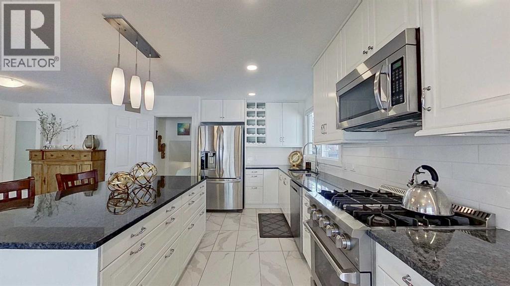 Photo 9 of 2932 Lathom Crescent Sw, Calgary AB
