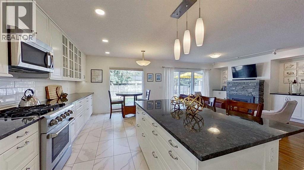 Photo 10 of 2932 Lathom Crescent Sw, Calgary AB