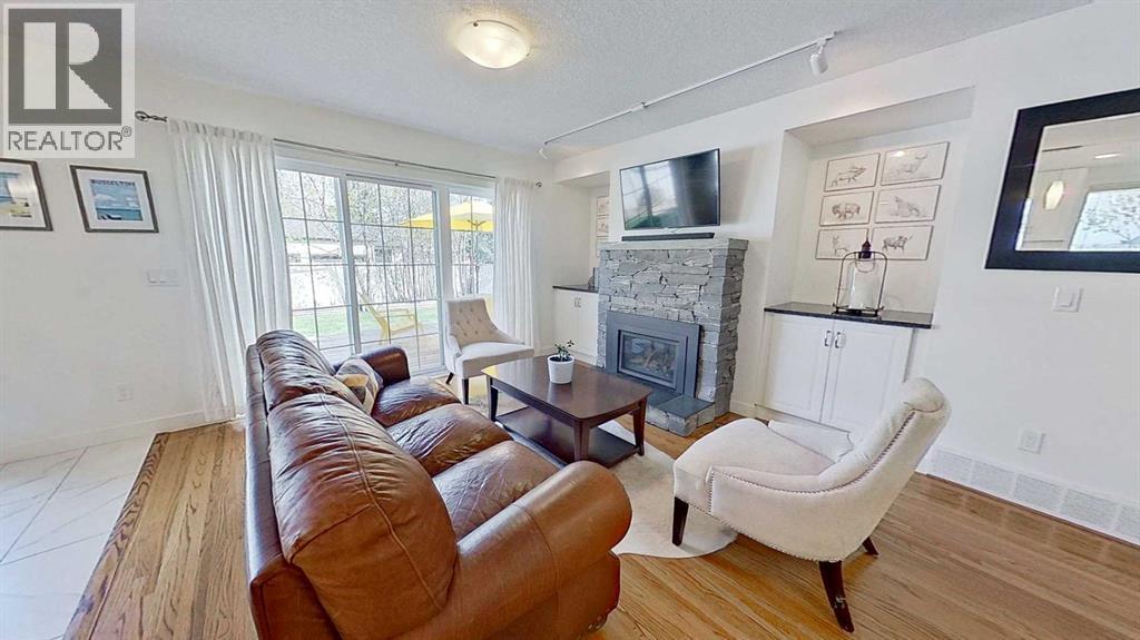 Photo 3 of 2932 Lathom Crescent Sw, Calgary AB