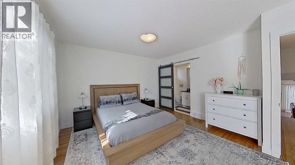 Photo 18 of 2932 Lathom Crescent Sw, Calgary AB